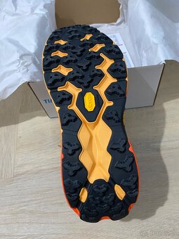 HOKA Speedgoat 5 castlerock/flame - nové - 5