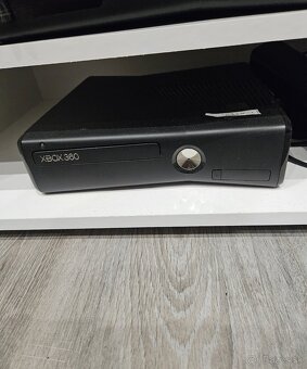 rozpredam xbox 360ky + kinect, ovladac, adapter - 5