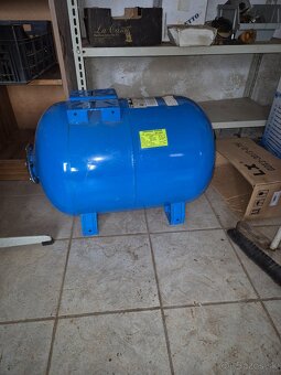 Pracovný stôl (ponk) so zverakom+regále +čerpadlá a motory - 5