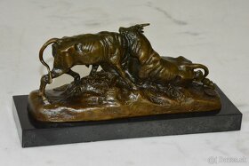 Bronzová soška - Souboj býků na mramoru - 5