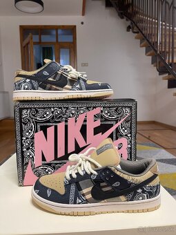Travis Scott X Nike SB Dunk - 5