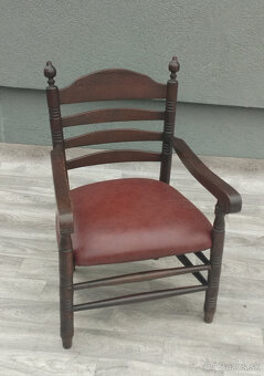 Set nízkych stoličiek s rebríkovým operadlom. - 5