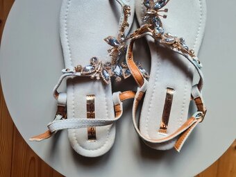 Nízke sandále s aplikáciou - 5