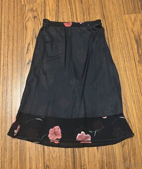 Čierna sukňa s červenými kvetmi, S - 5