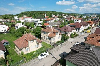 NA PREDAJ: 2-izbový rodinný dom s veľkým pozemkom 805 m² v p - 5