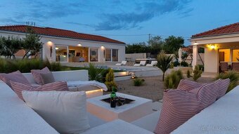 Luxusná vila s priestranným pozemkom a výhľadom na prírodné - 5