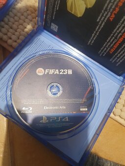 PlayStation 4 + hry – rok používaná
 - 5