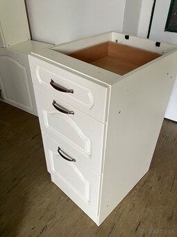 Závesné aj spodné kuchynské skrinky - 5