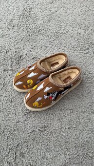 UGG Tasman Slipper Palace x Looney Tunes Chestnut - 5