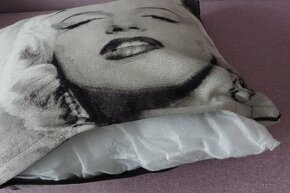 Maly ozdobny vankus Marilyn Monroe - 5