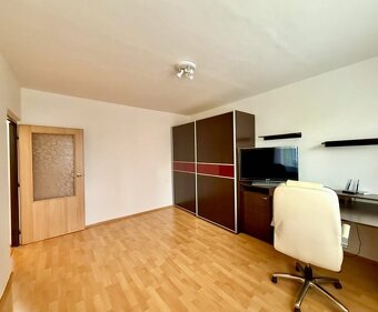 Zrekonštruovaný priestranný 3-izbový byt s loggiou vo VK - 5