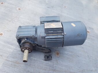 Elektomotor 0.37 kW s prevodovkou - 5