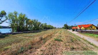 500 m2 stavebný pozemok blízko štrkovo piesočnatej pláži r - 5