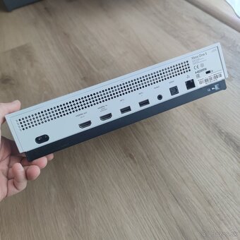 Xbox One S 1TB All Digital - 5