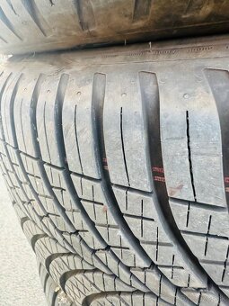 Predám celoročne pneumatiky GOOD YEAR 235/45 r17 97Y - 5