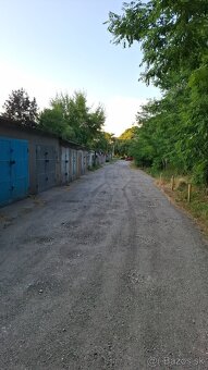 Prenajmem suchú peknú veľkú garáž KE Juh Krivá ul. po rekonš - 5