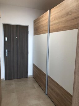 PRENÁJOM - 1 izbový byt s balkónom + garážové státie - 5