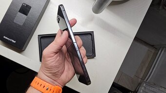 Samsung Galaxy Z Flip 5 tmavý 256GB - aj vymením - 5