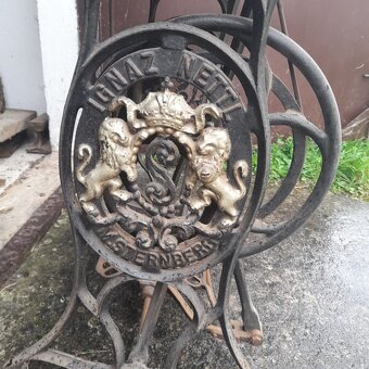 Starožitný šijací stroj v náleznom stave - 5