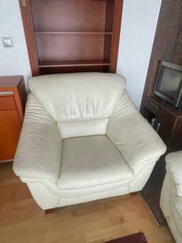 Kožená sedačka, jedálenský stôl so stoličkami, skrinky - 5