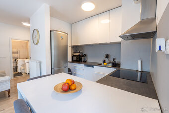 NOVÁ CENA - PREDAJ, NOVOSTAVBA, 3. izbový byt s veľkým balkó - 5