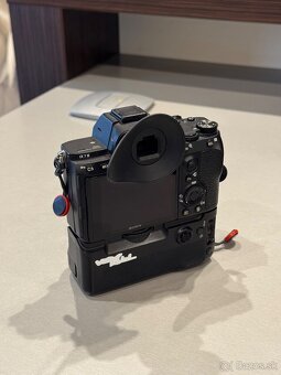 Sony A7iii + Meike A9 Grip - 5