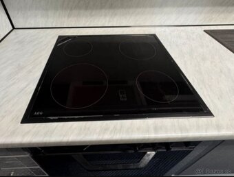 Kuchyně v kouřově modrém odstínu se spotřebiči,5696 - 5