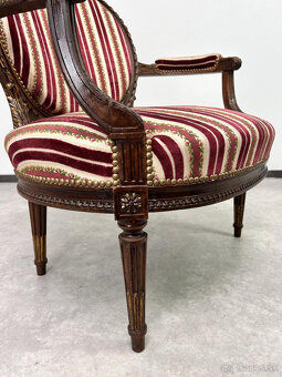 masívne široké kreslo v honosnom klasiciznom štýle - 5