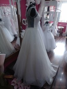 Trblietavé svadobné šaty - 5