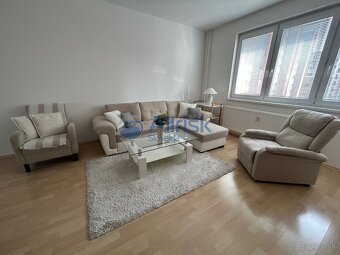 REZERVOVANÝ Priestranný zariadený 3-izbový byt s lodžiou n - 5