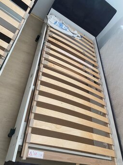 Predam postel a dreveny vešiak - 5