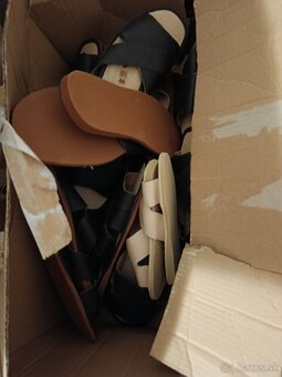 Predám kožené šľapky a rukavice - 5