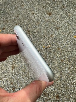 iPhone SE 2020 - baterie 100% - 5