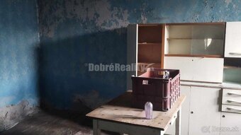 Starší rodinný dom v obci Vlčany , vhodný na kompletnú rekon - 5