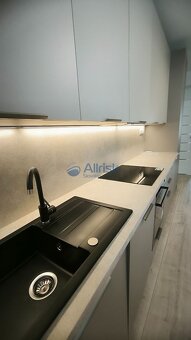 NADŠTANDARDNE NOVO ZREKONŠTRUOVANÝ 3 IZB. BYT S BALKÓNOM - O - 5