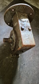 Predám uhlovú prevodovku v pomere 10 ku 1 - 5