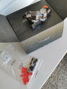 Shimano XT BR-M8120 brzdový strmeň, 4 piest Keramika
- 5