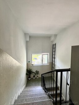 1- izbový byt s lodžiou v pôvodnom stave na predaj v Rači - 5
