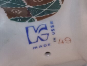 Porcelánová soška dievča ktoré vyšívá - 5