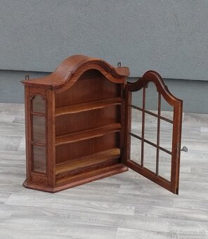 Vitrína nástenná – 70 x 68 x 17,5 cm. - 5