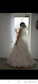 Neobyčajné svadobné šaty s odhaleným chrbtom - 5