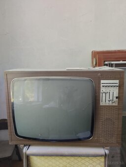 Televízor Tesla. Staré rádio s gramofónom - 5