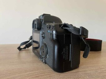 Canon EOS 5D Mark II + blesk Canon Speedlite 550EX - 5