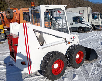 BOBCAT 825 smykový nakladač - 5
