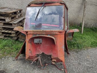 Kabina okruhla cervena na zetor - 5
