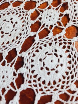 Krásna biela háčkovaná štóla s kolieskami 30x88 - 5