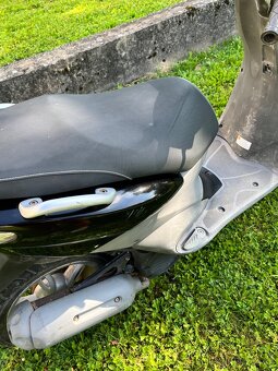 Skúter Yamaha Neos 50 4T čierny - 5