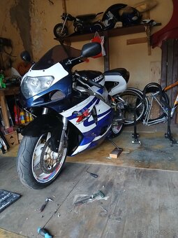 Gsxr 750 k3 - 5