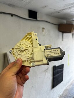 Ľavé zrkadlo Audi a4 B8 - 5