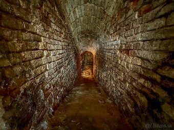 ŠTÝLOVÁ VÍNNA PIVNICA V OBĽÚBENEJ ČASTI - 5